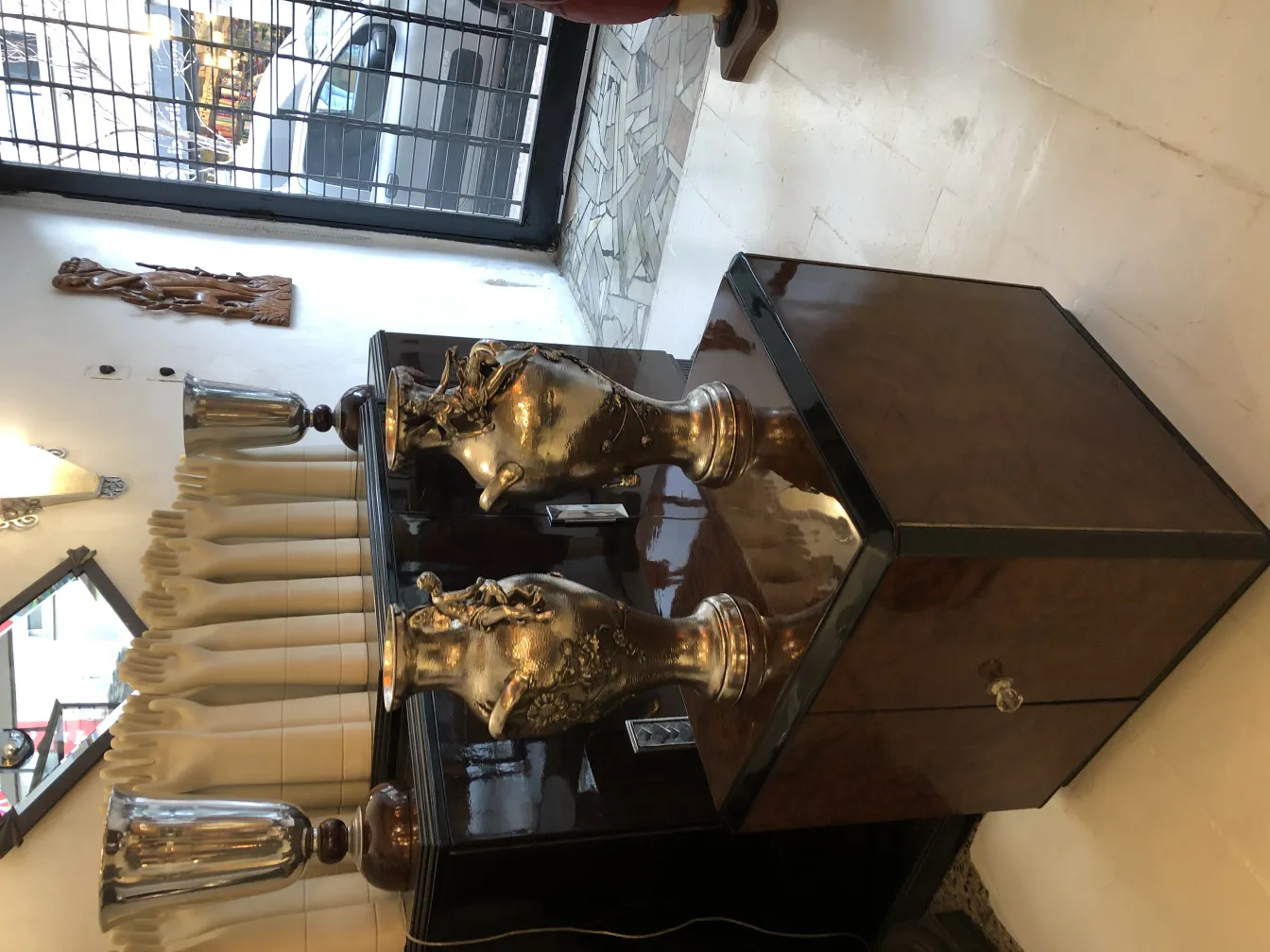 2 antike Blumenvasen im Art Nouveau-Stil, elegant dekoriert, auf einem schwarzen Tisch