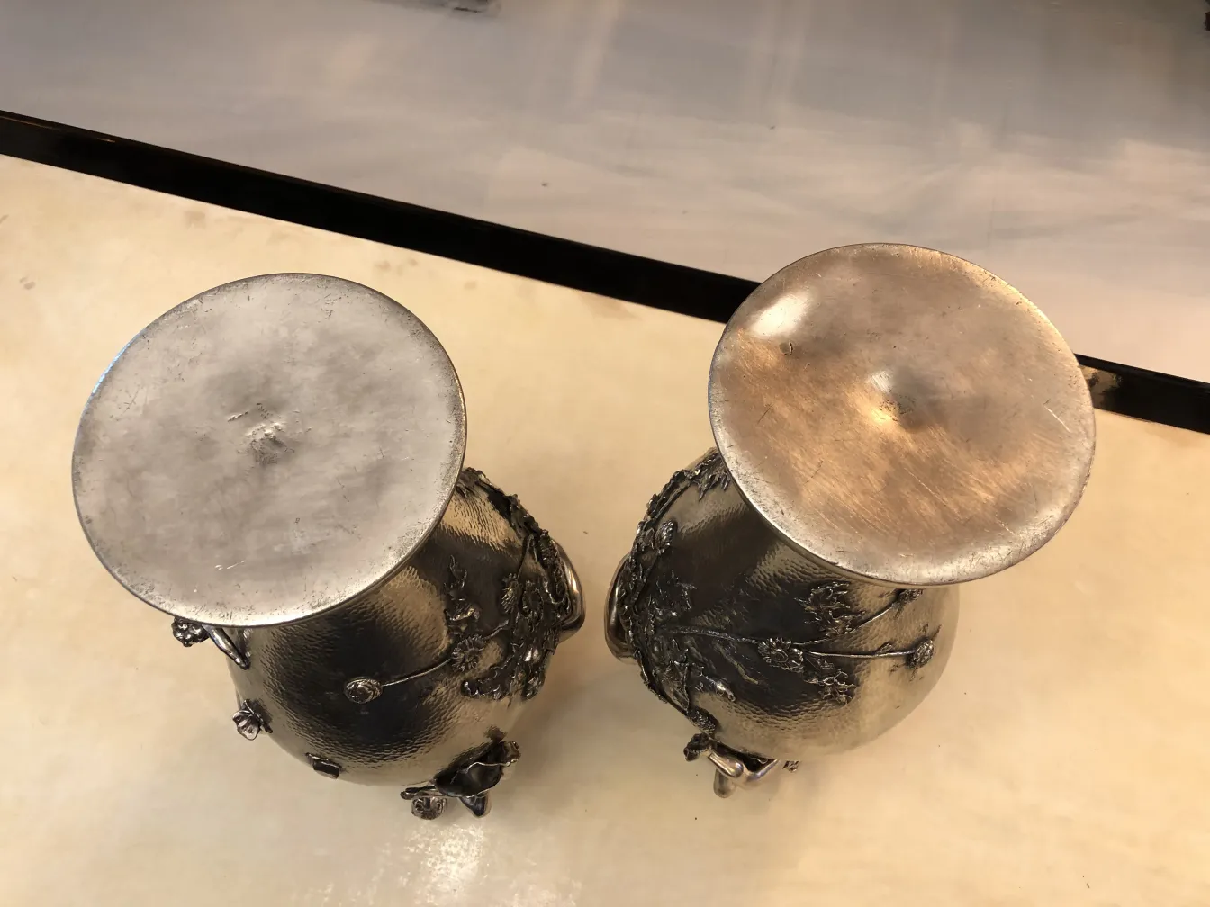 Vista de cima de dois vasos antigos decorados