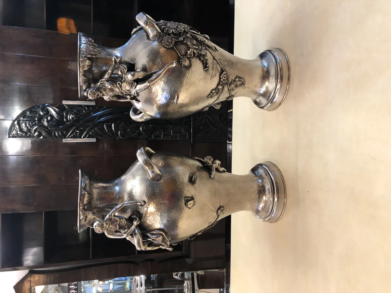Ensemble de 2 vases anciens art nouveau avec détails décoratifs et finition brillante sur une surface neutre.