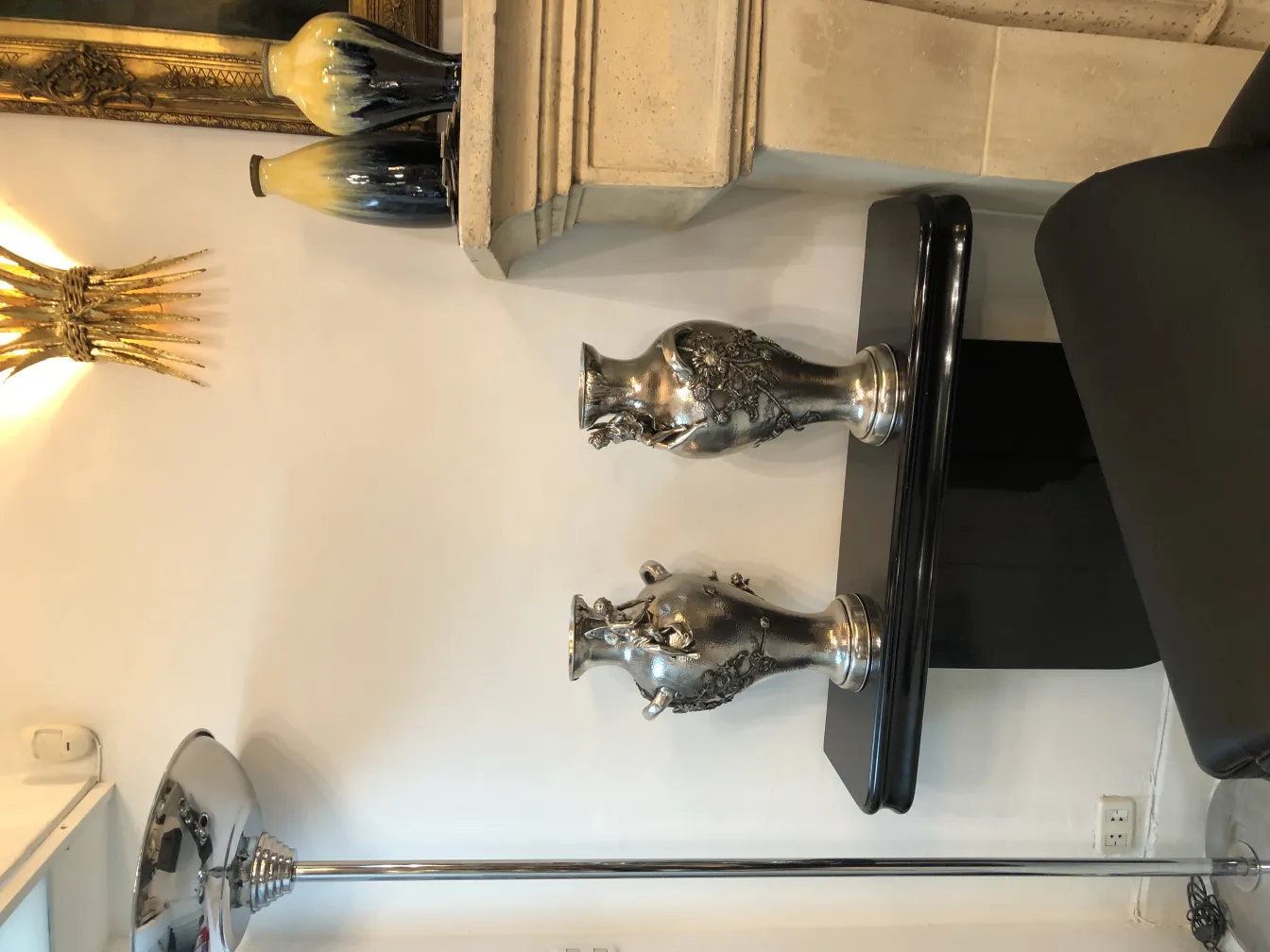 deux vases anciens avec détails décoratifs