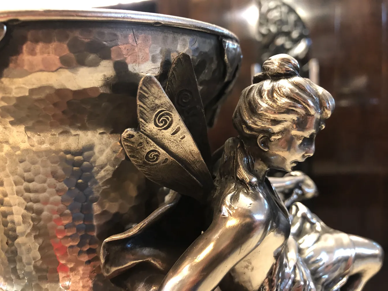 Vase ancien avec figurine de fée dans un cadre classique