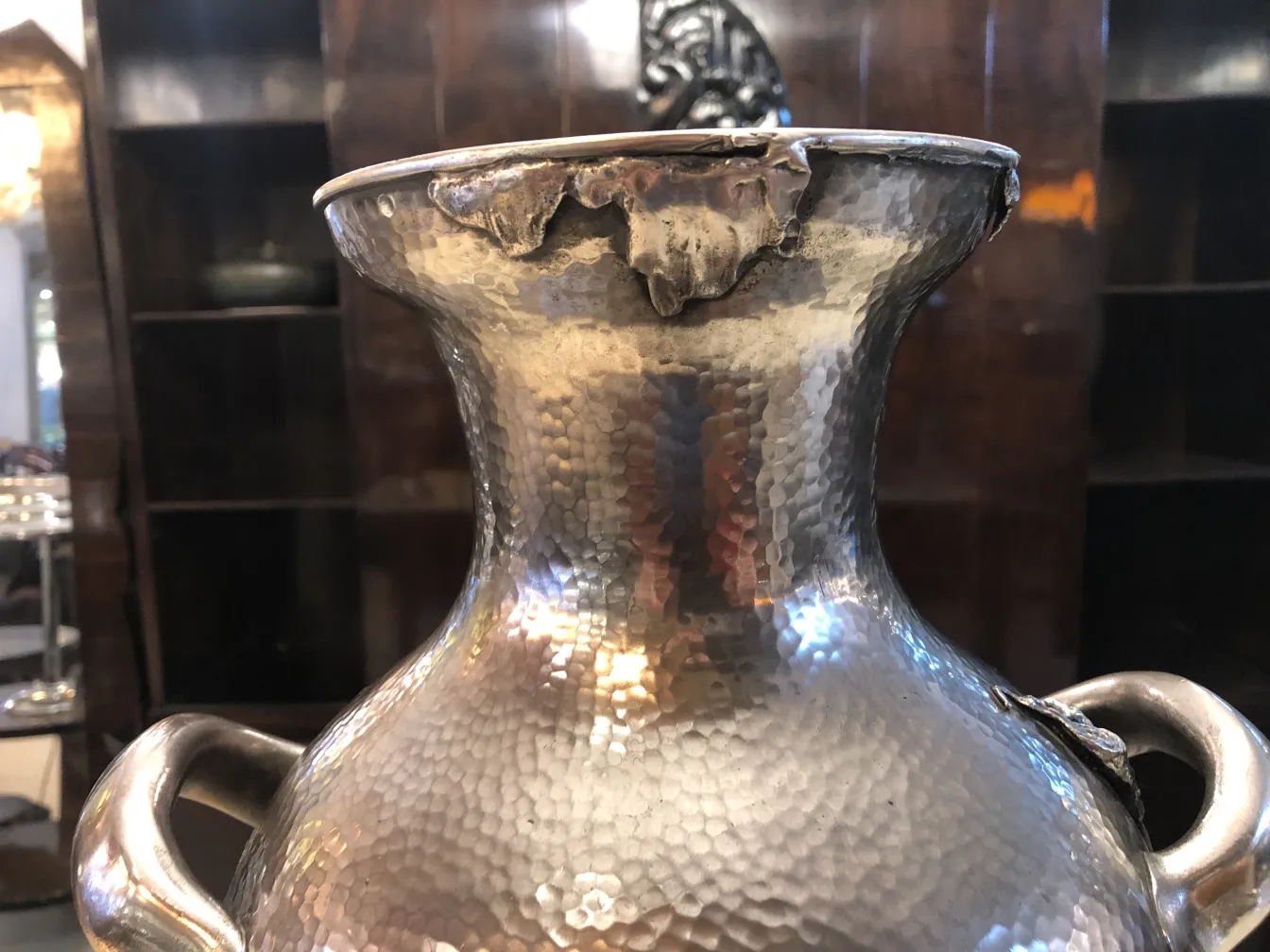 deux vases anciens avec design art nouveau, décoratifs