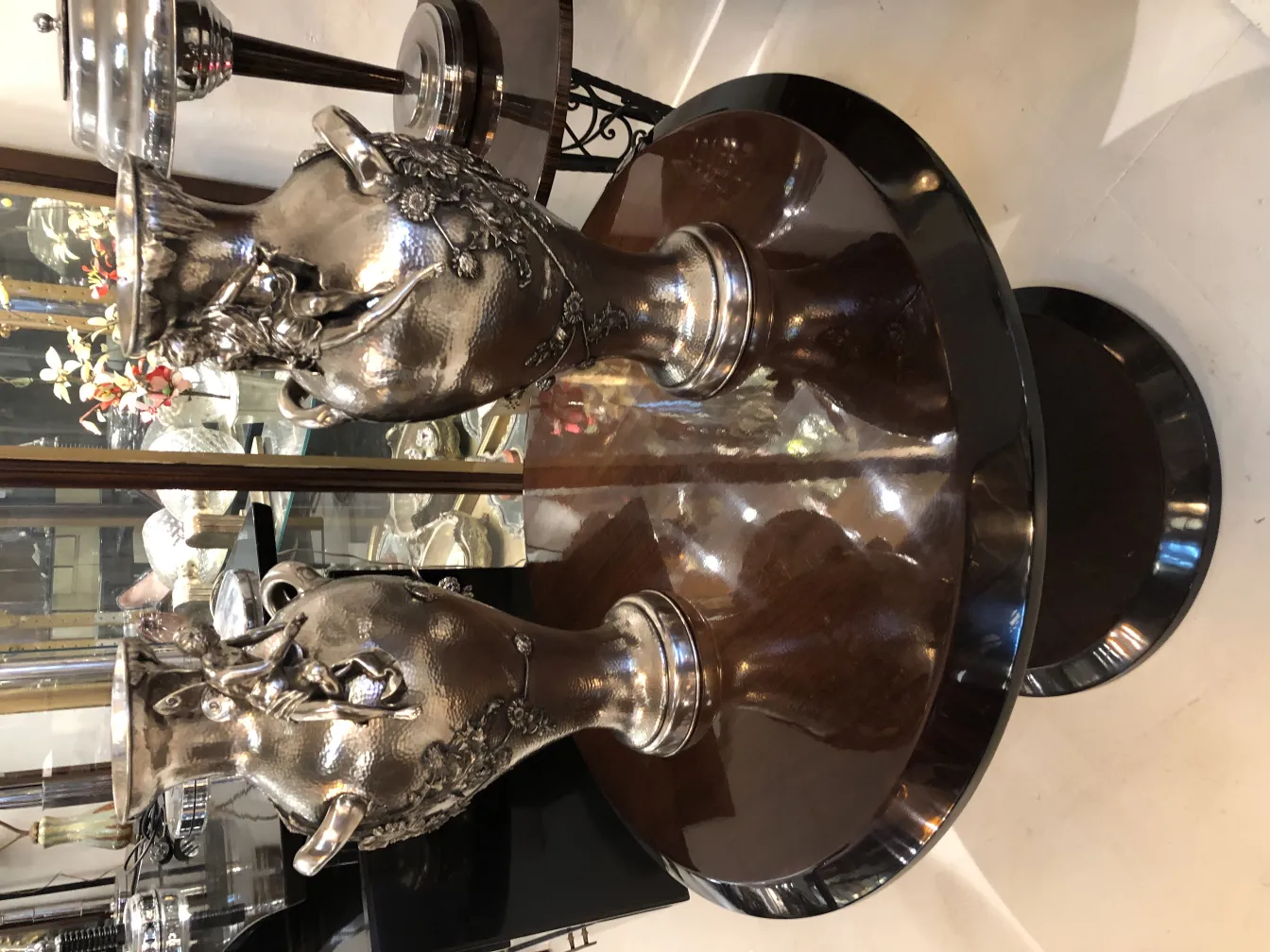 deux vases anciens décorés de détails art nouveau sur la table