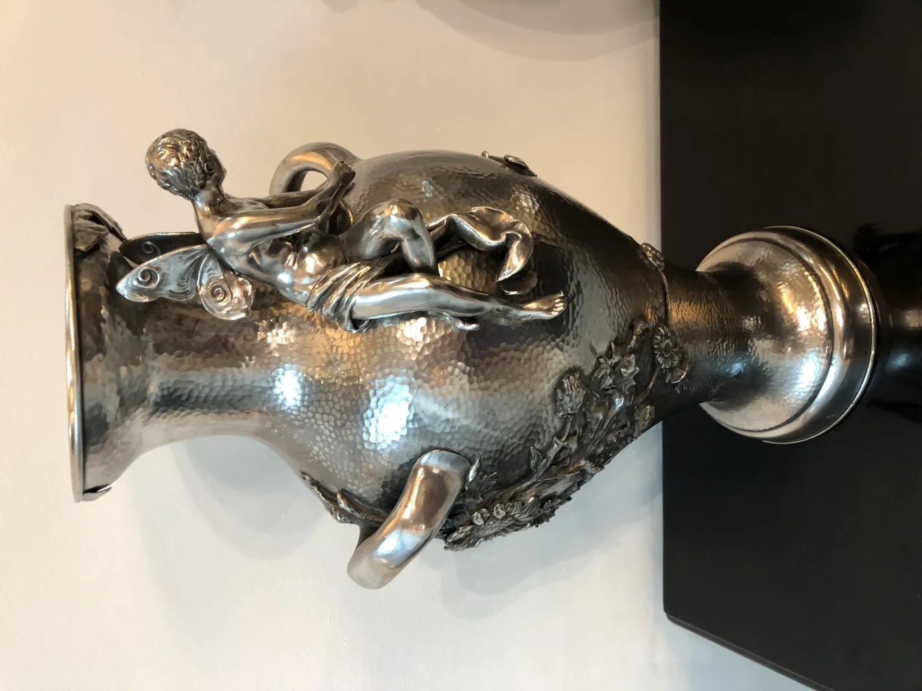 مزهرية قديمة مع شخصيات أسطورية وزخارف زهرية