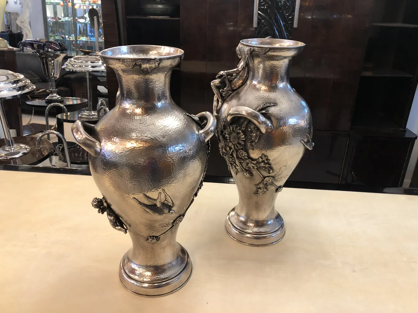 deux vases antiques avec design art nouveau, ornés de figures