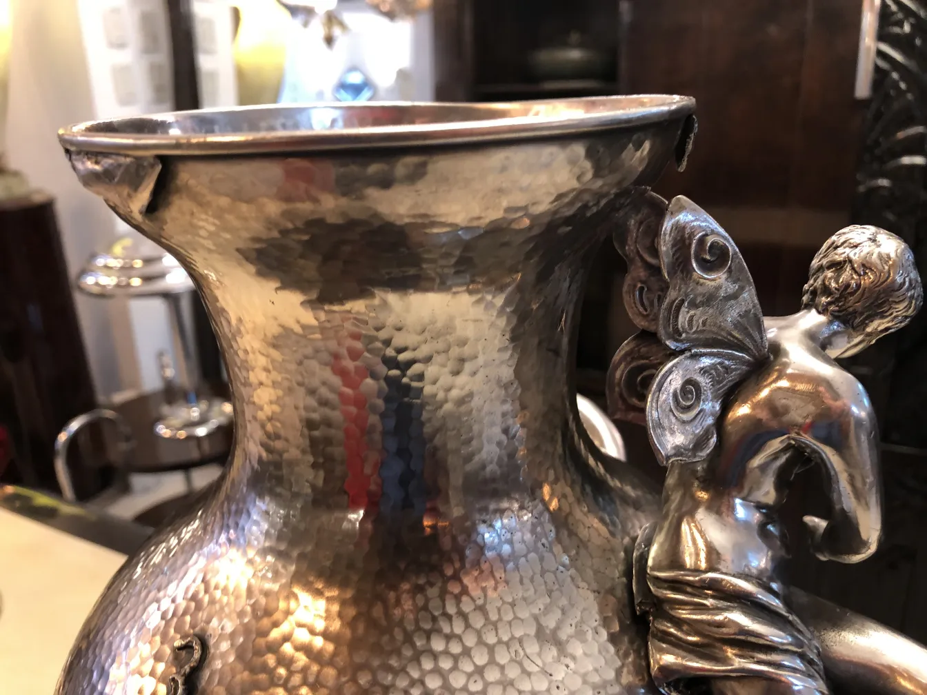 vasi antichi con dettagli ornamentali unici, ambiente elegante.