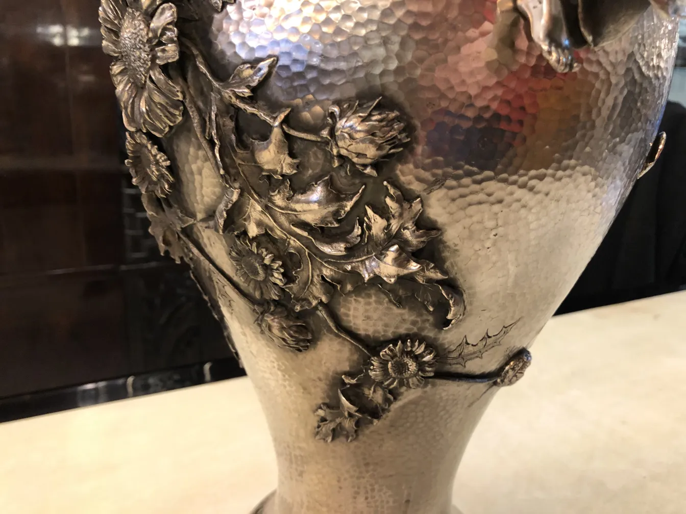 Dos floreros antiguos con relieve floral en estilo art nouveau.