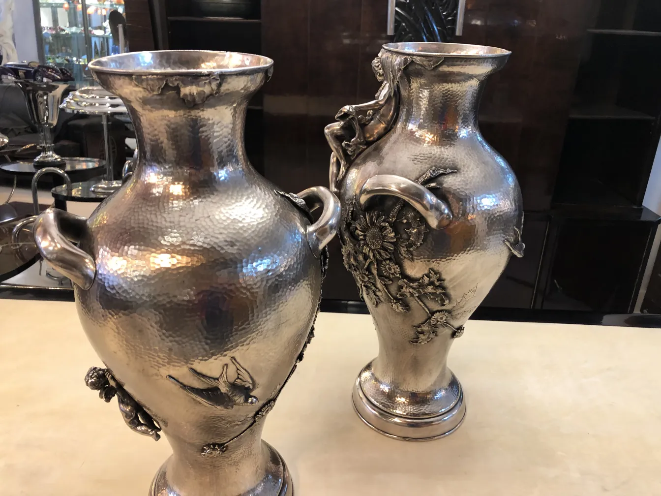 اثنين من المزهريات القديمة بتصميم Art Nouveau في بيئة أنيقة مع تفاصيل مزخرفة.