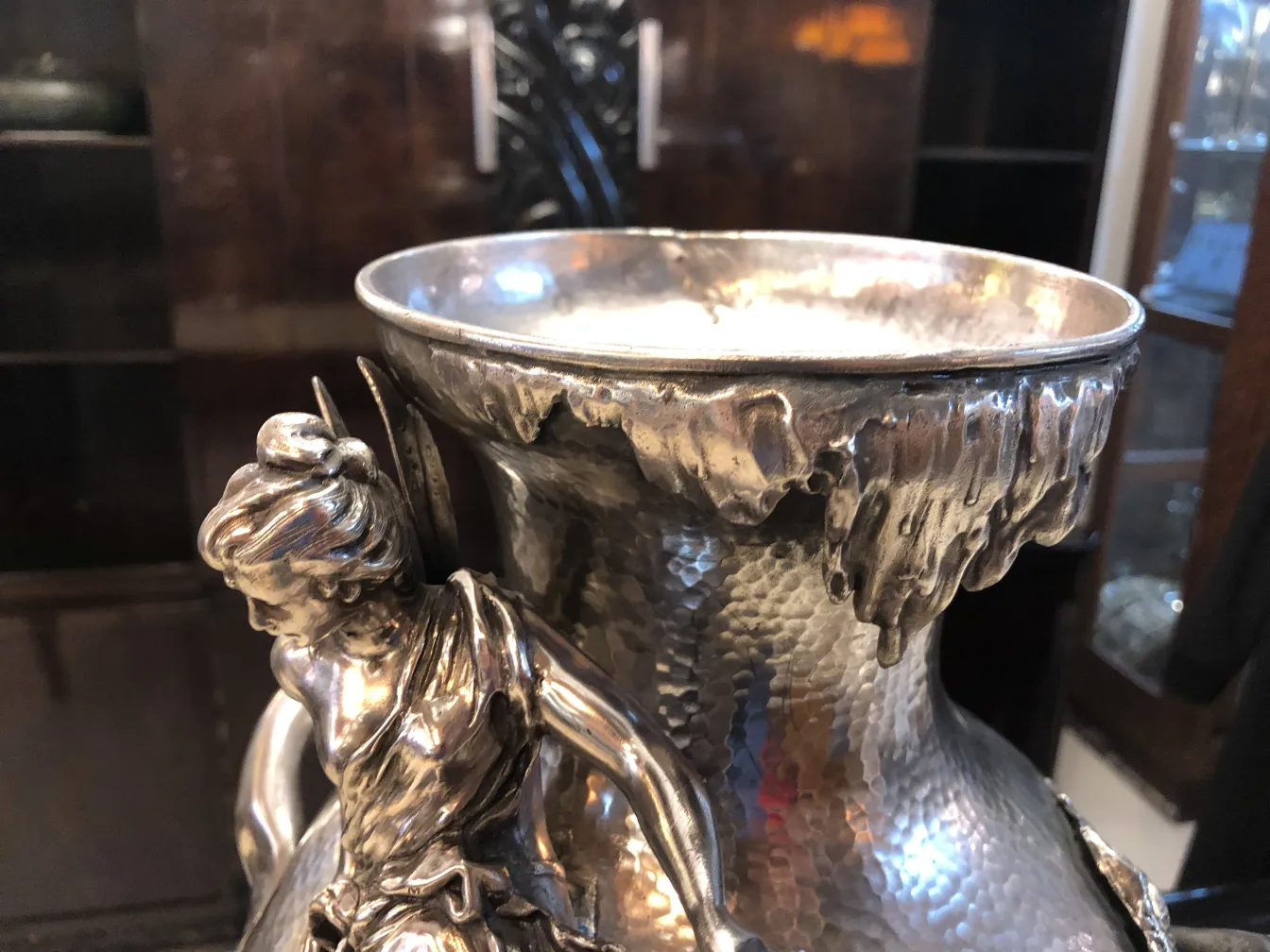 Zwei antike Blumenvasen mit elegantem Design und Art Nouveau-Details in einem klassischen Umfeld.