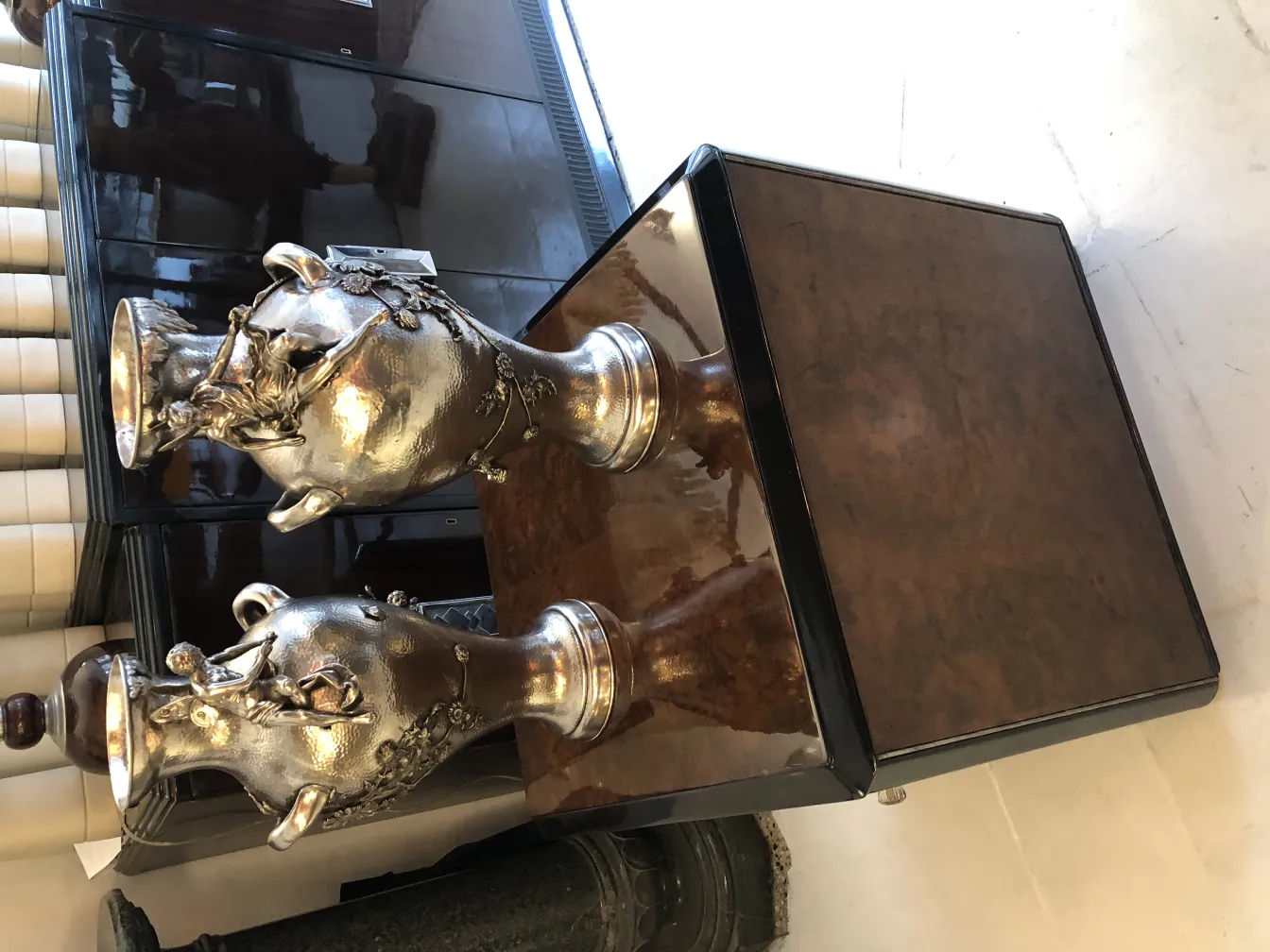 Deux vases anciens décoratifs art nouveau dans un cadre sophistiqué.