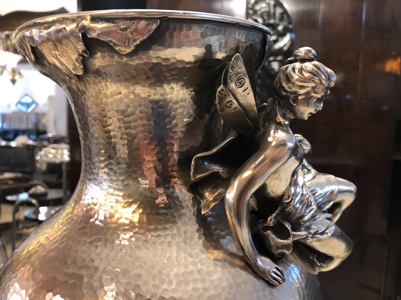 Vue latérale de deux vases anciens décorés dans le style Art Nouveau, avec des figures en relief.