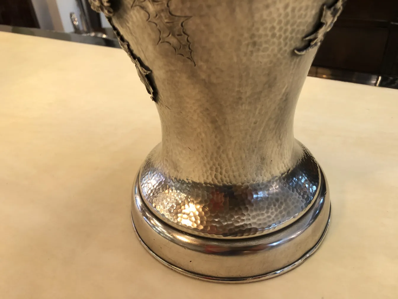 dois vasos antigos de estilo art nouveau com detalhes decorativos na parte superior