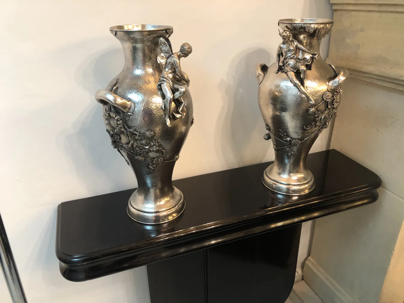 اثنين من المزهرية القديمة art nouveau على قاعدة سوداء