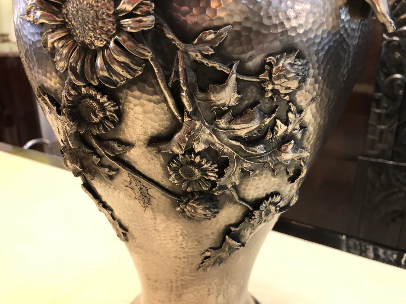 2 vases antiques avec des détails en relief de fleurs, art nouveau