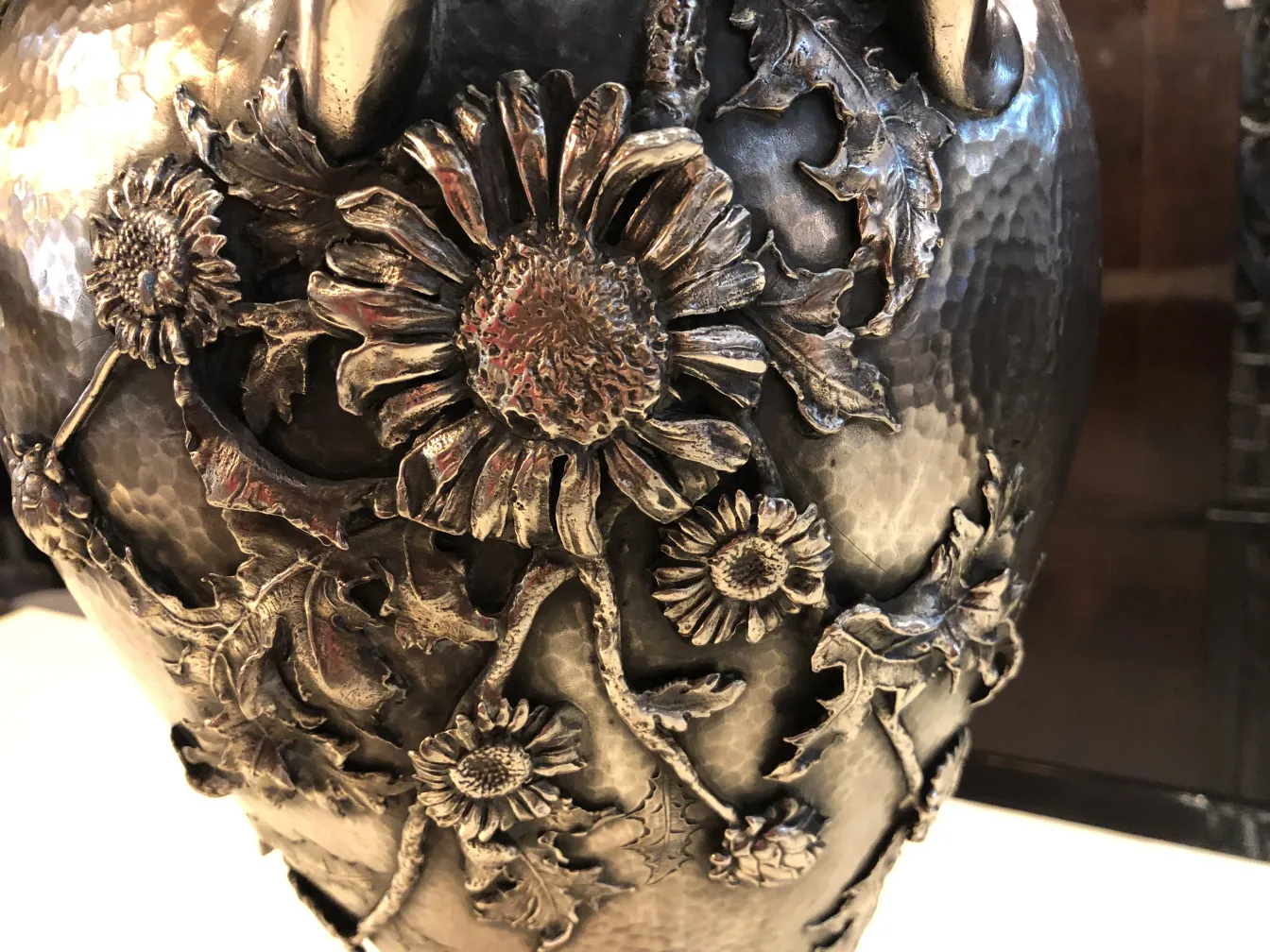 Zwei alte blumenvasen art nouveau mit blumen