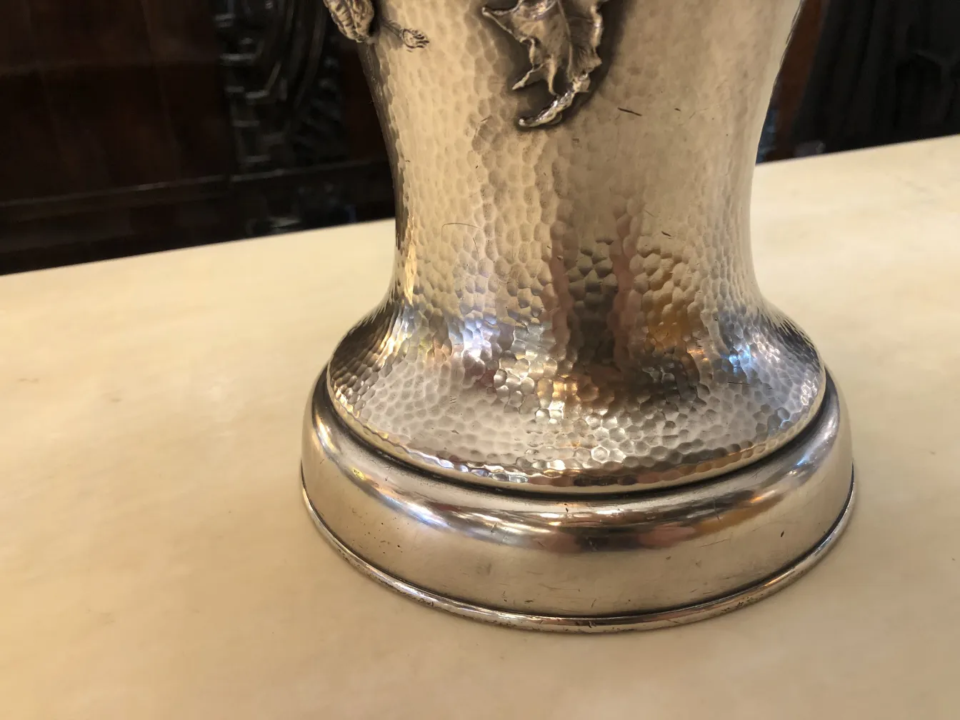 Vasi antichi art nouveau con design elegante in un ambiente classico.