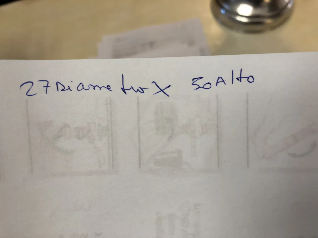 两个古董花瓶，具有优雅的设计，放在桌子上