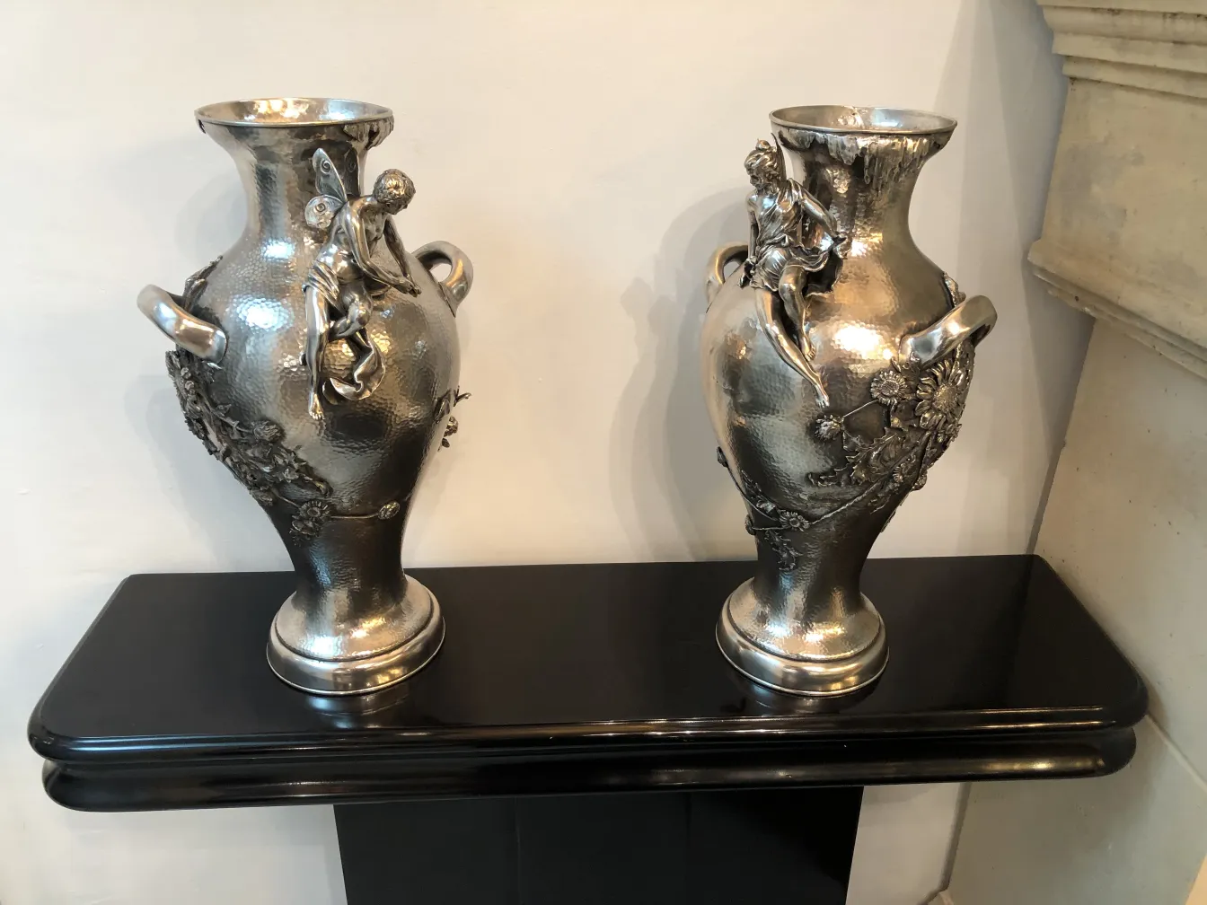 Set aus 2 antiken Blumenvasen mit Figuren verziert