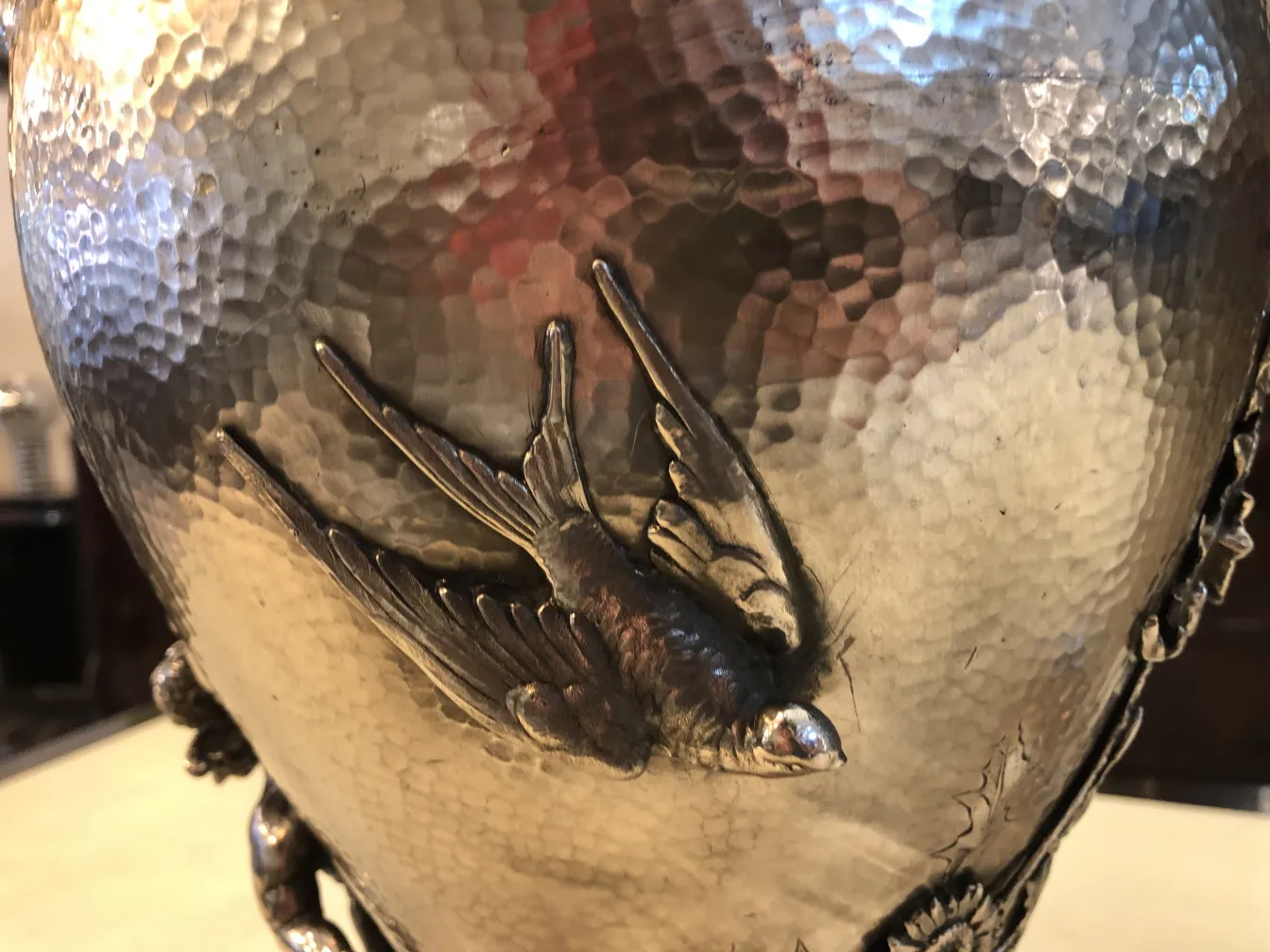 2 vaso antico con un uccello decorativo e dettagli in stile Art Nouveau, in un'atmosfera elegante.