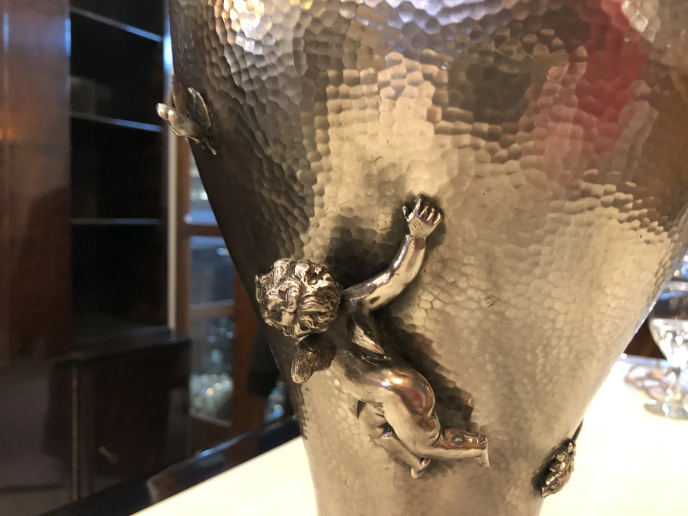 Zwei antike Art Nouveau-Vasen mit detaillierten Designs und Relieffiguren. Elegante Umgebung.