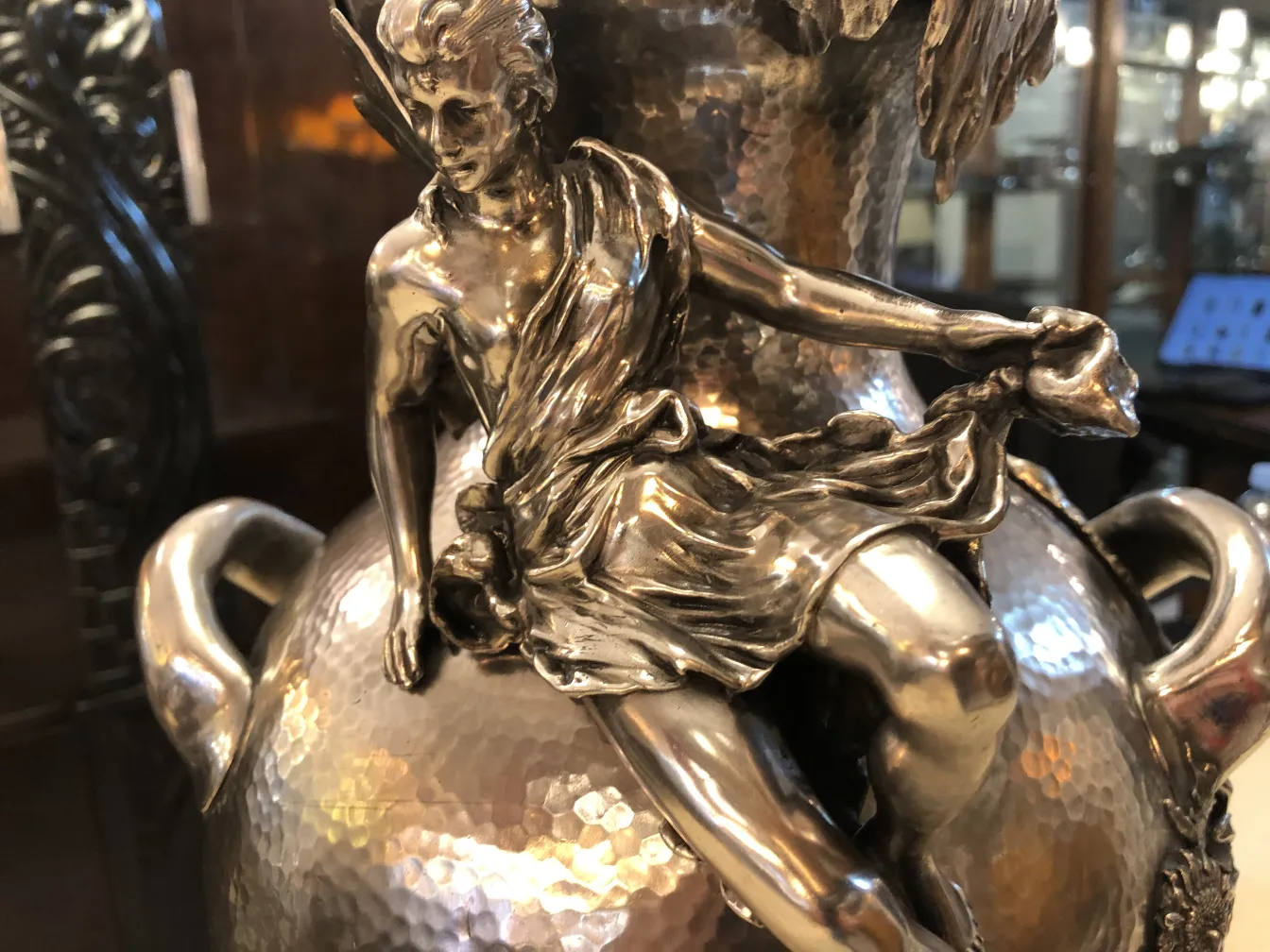 vases anciens art nouveau décoratifs avec figure sculptée, ambiance élégante