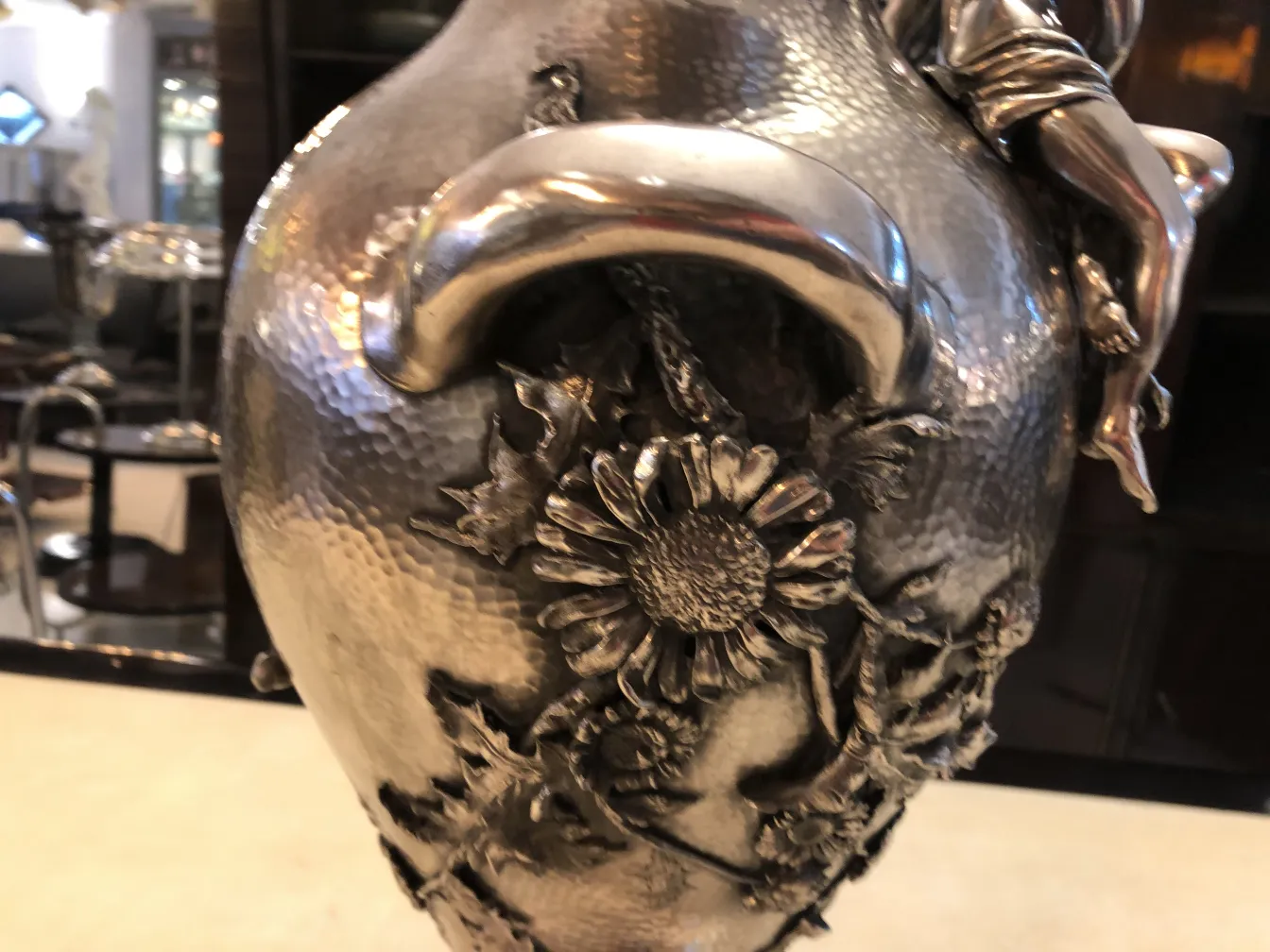 Due antichi vasi Art Nouveau con dettagli intricati