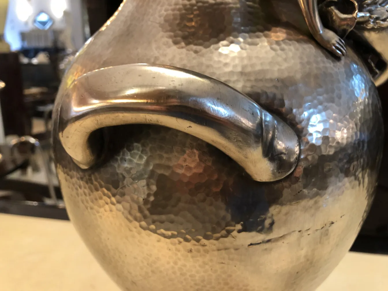 deux vases anciens de style Art Nouveau avec un design complexe, fond neutre