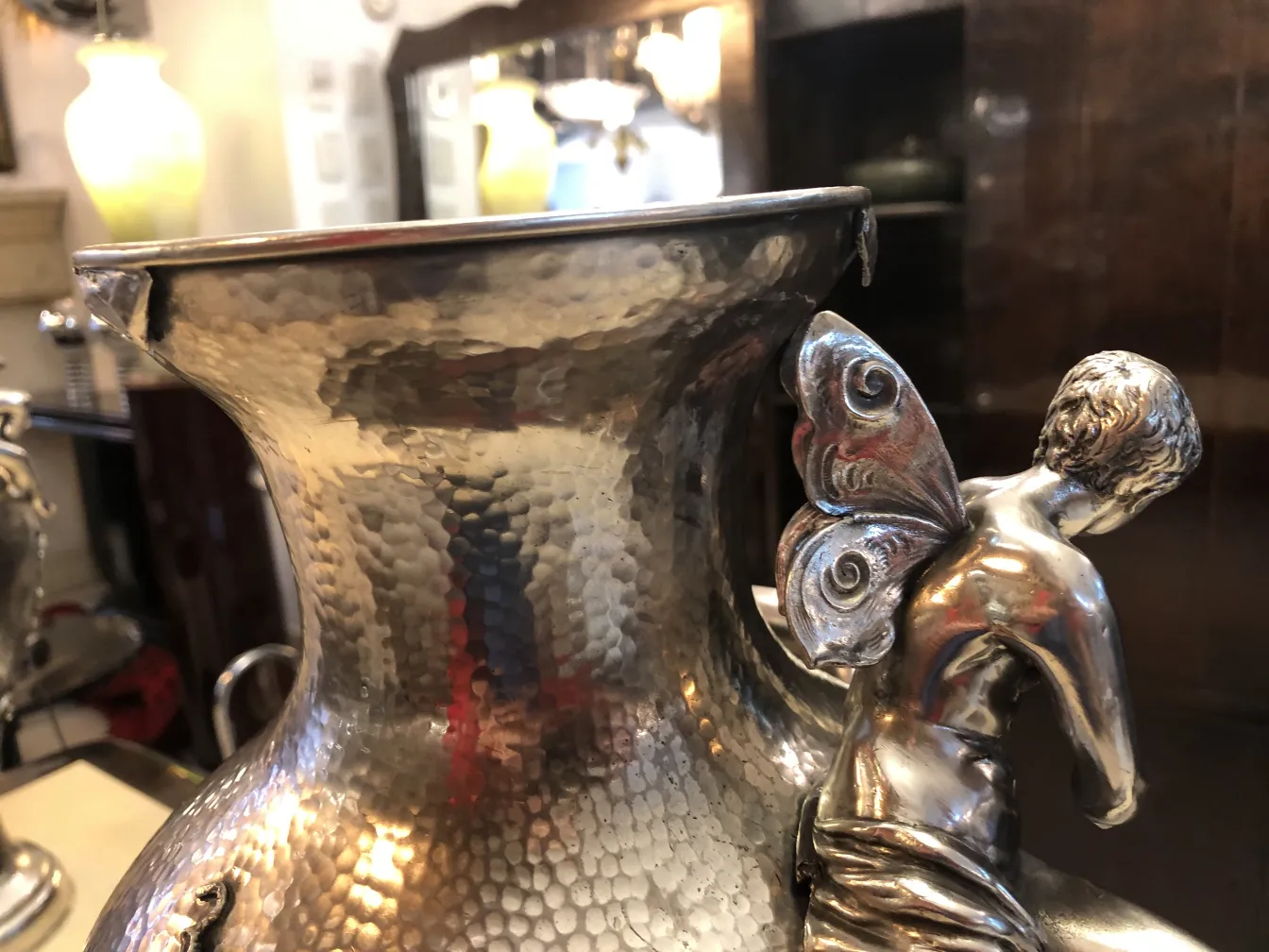 Details von zwei antiken Vasen mit einem dekorativen Art Nouveau Design, präsentiert in einer eleganten Umgebung.