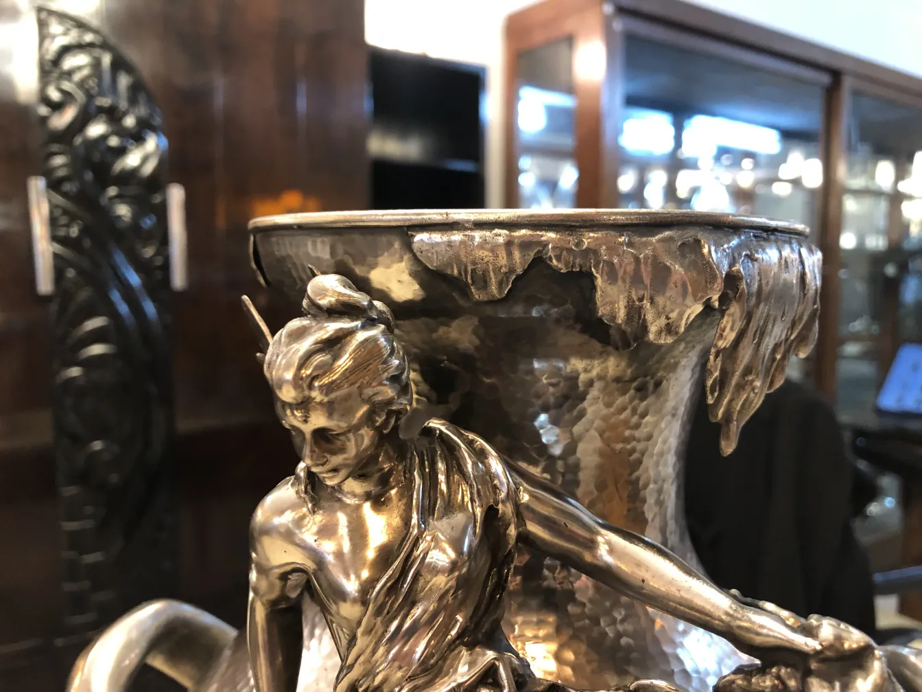 zwei antike Vasen im Art Nouveau-Stil mit eleganter Dekoration und feinen Details. Dunkle Hintergründe.