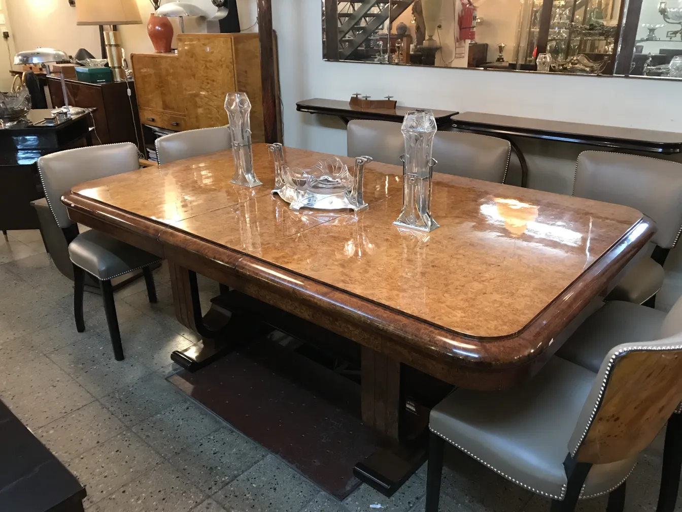 zwei antike dekorative vasen auf einem tisch