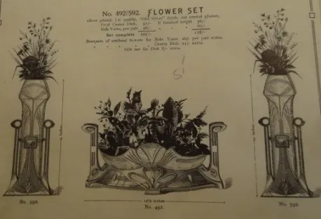 Conjunto de 2 floreros antiguos con decoración.