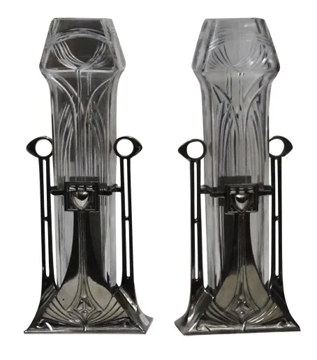 Dois vasos antigos estilo Art Nouveau, design elegante com detalhes artísticos.