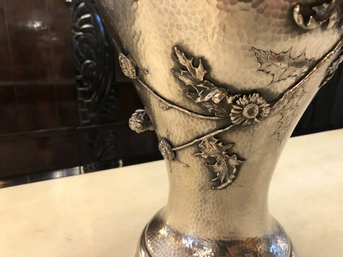 Due antichi vasi con dettagli a rilievo, decorativi.