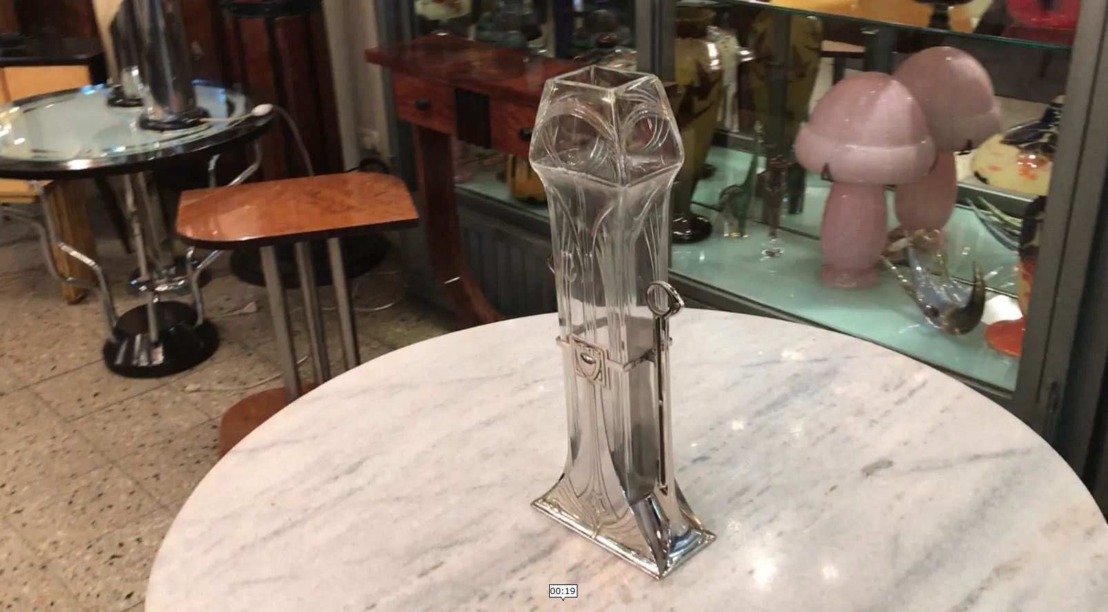 Dois vasos antigos elegantes em estilo art nouveau