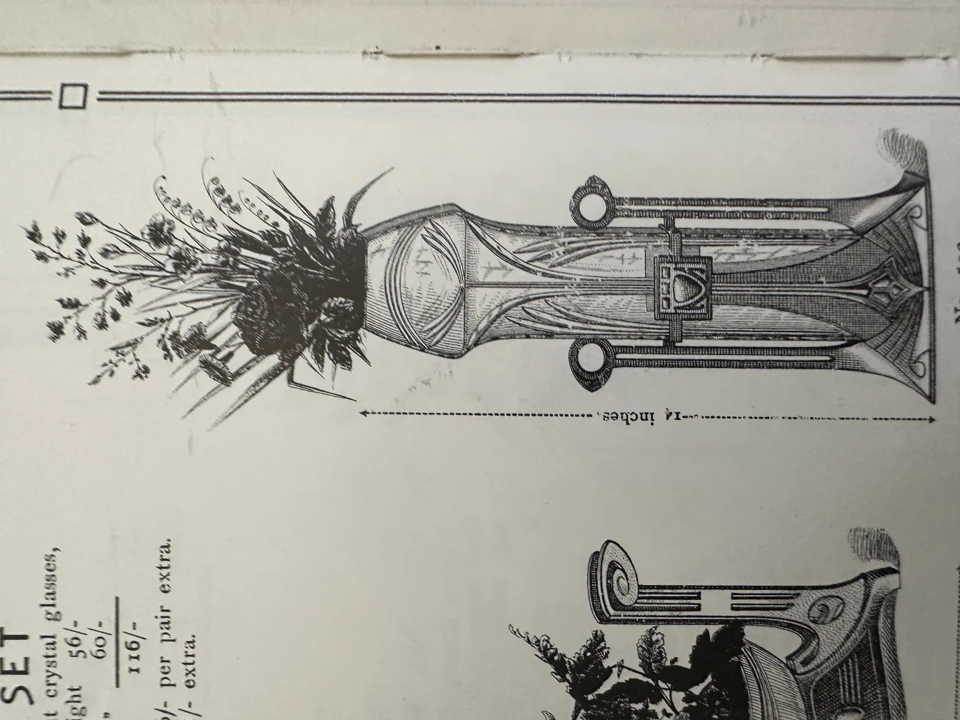 Zwei antike Vasen mit Art Nouveau Design, geschmückt mit verschiedenen Blumen und natürlicher Umgebung.