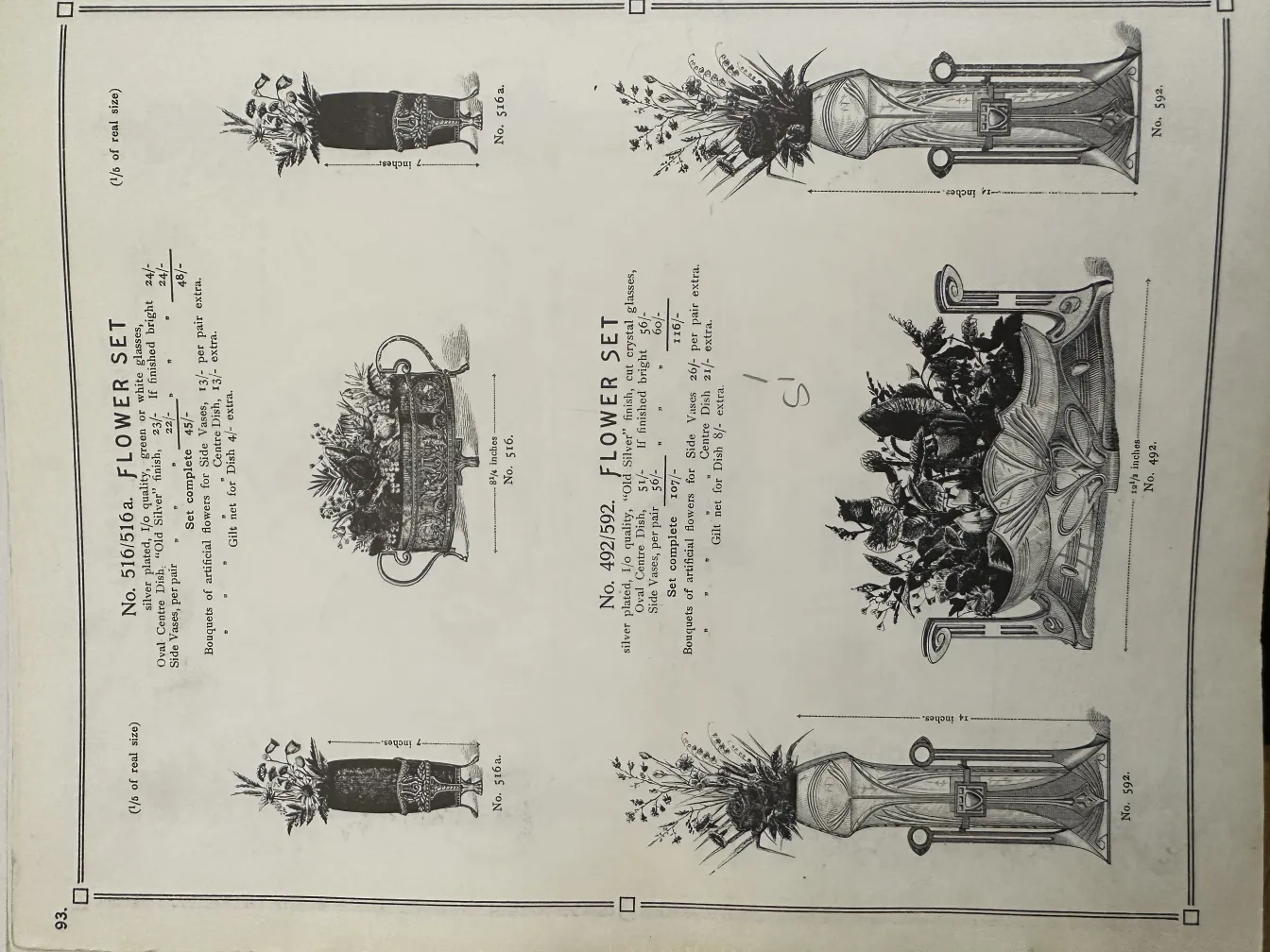 꽃병 2개 고대 아르누보 스타일과 꽃