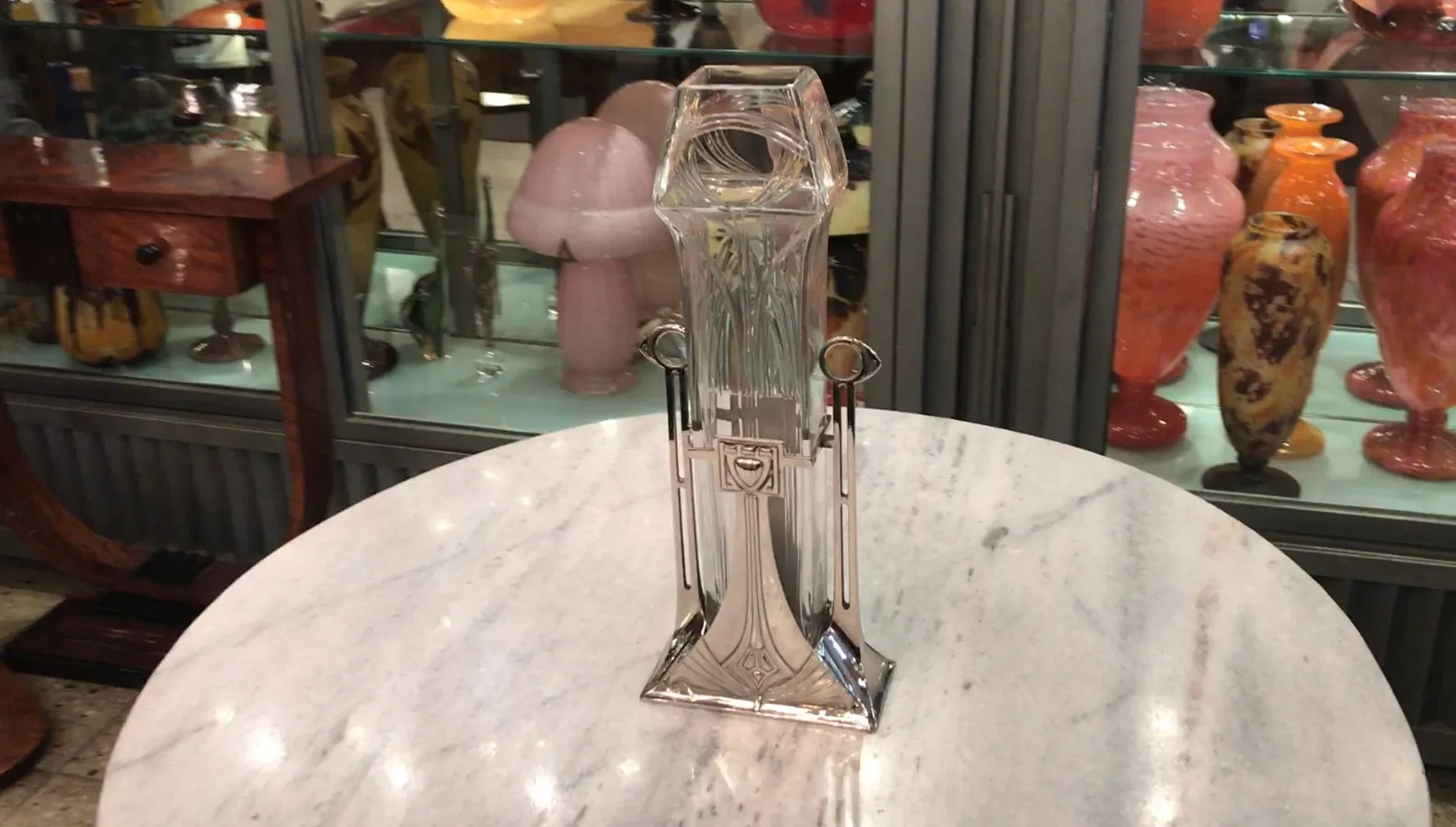 2 античные вазы с элегантным дизайном и деталями art nouveau в теплой обстановке.