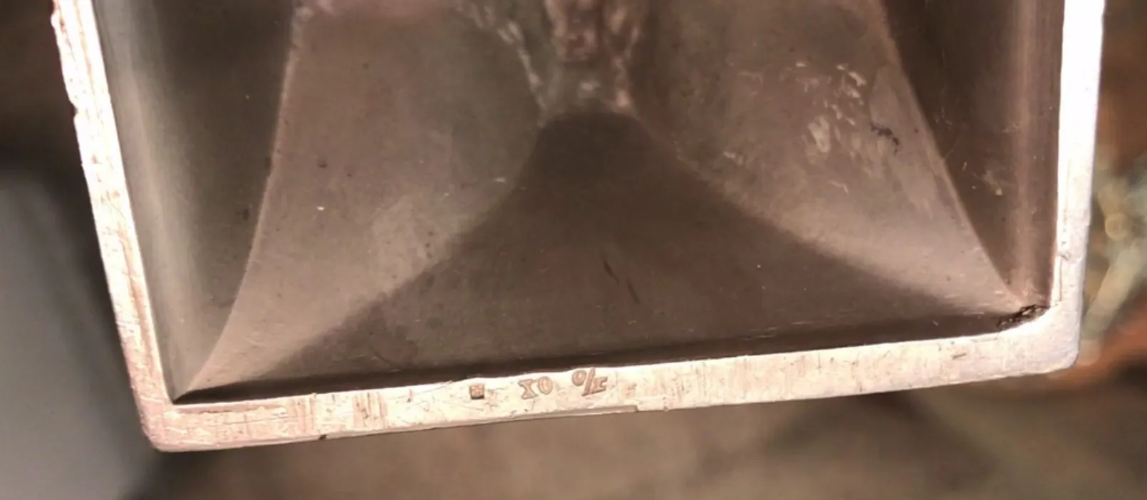 две антикварные вазы в стиле Art Nouveau с квадратным основанием