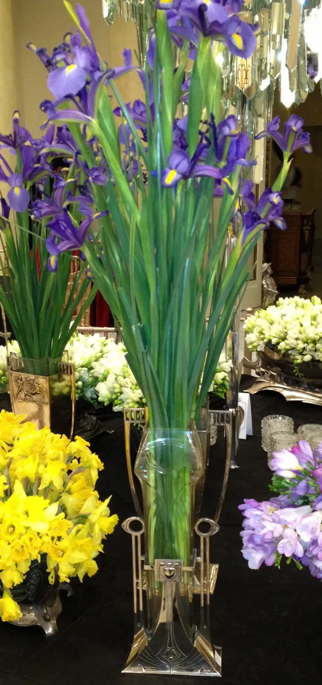 2 vasos antigos em um ambiente decorativo com flores