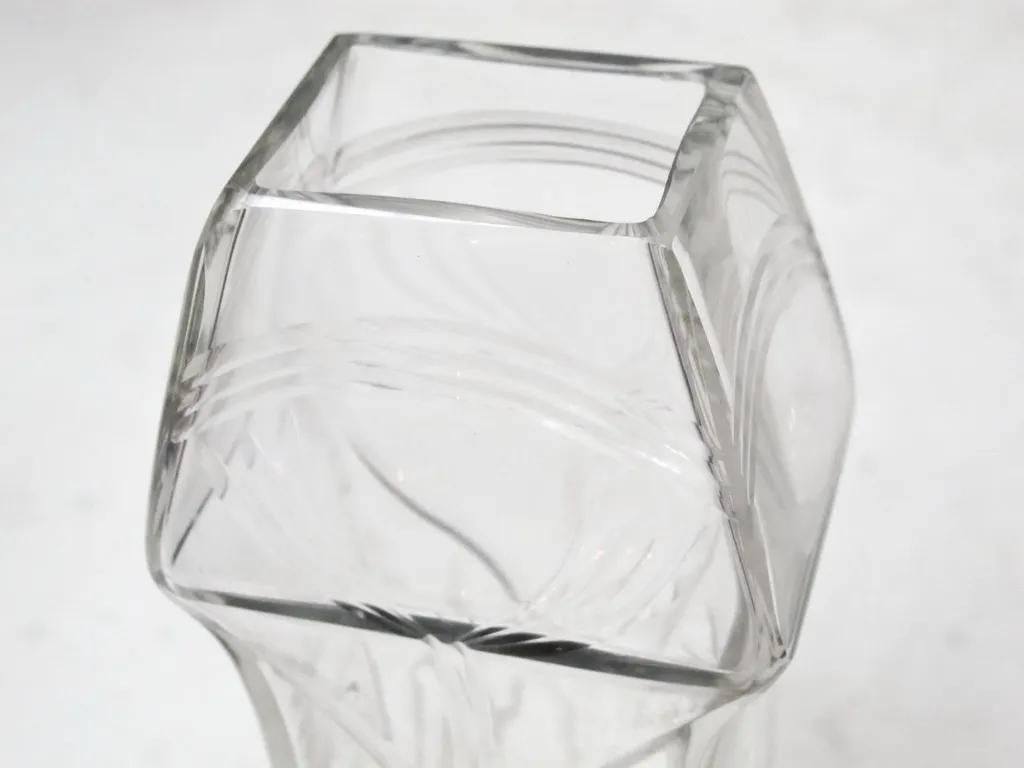 Dois vasos antigos com design art nouveau, decorativos e elegantes.