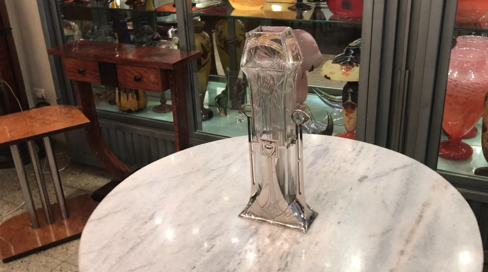 dois vasos antigos em ambiente de antiquário