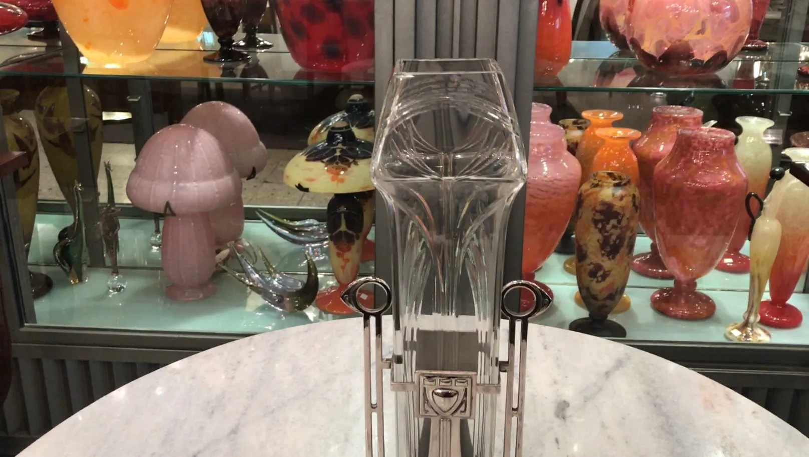 Dos floreros de estilo antiguo en un entorno decorativo variado.