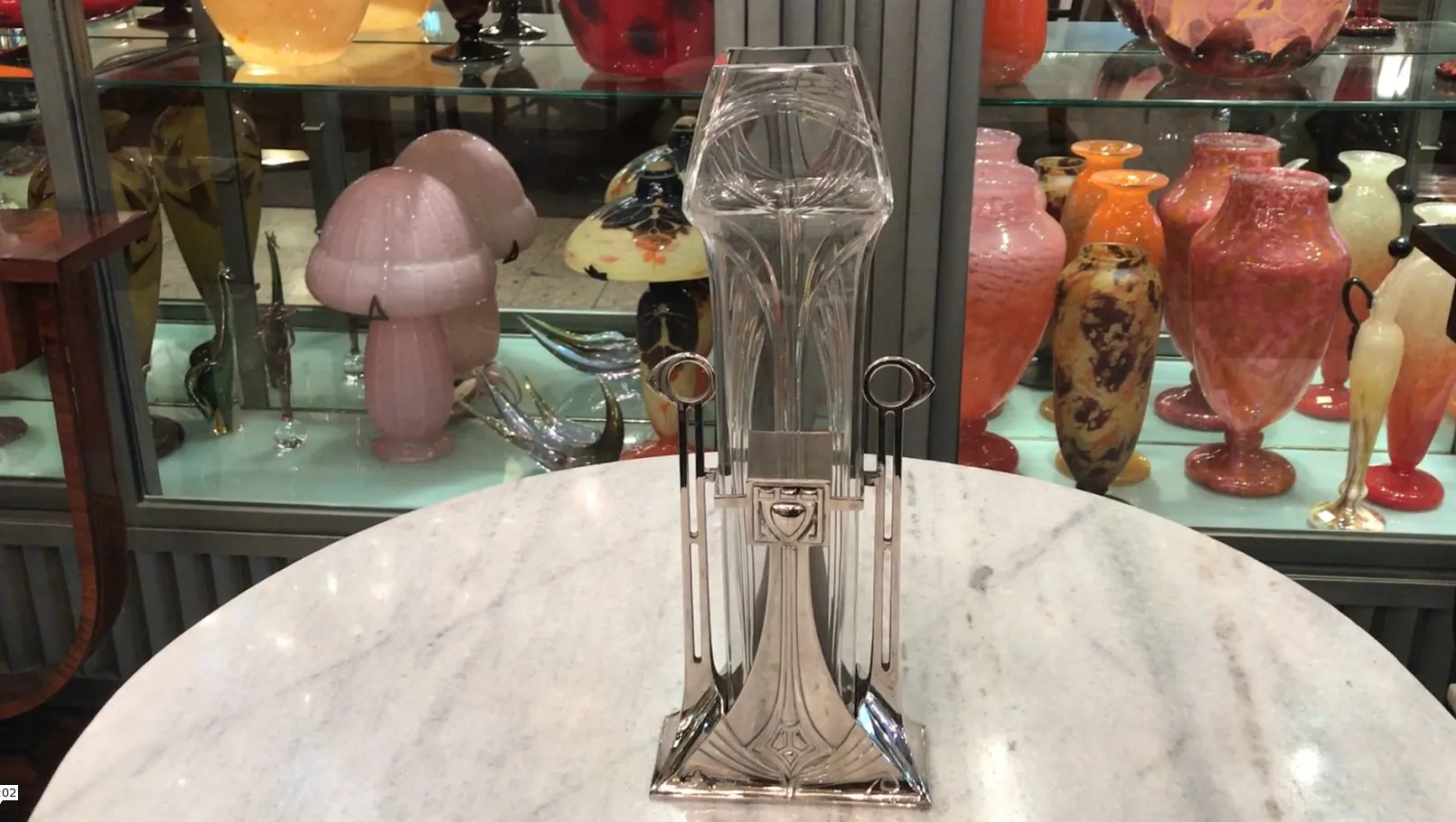 꽃병 2개 고대 art nouveau 우아한 디자인, 배경에 다른 장식 요소가 있습니다.