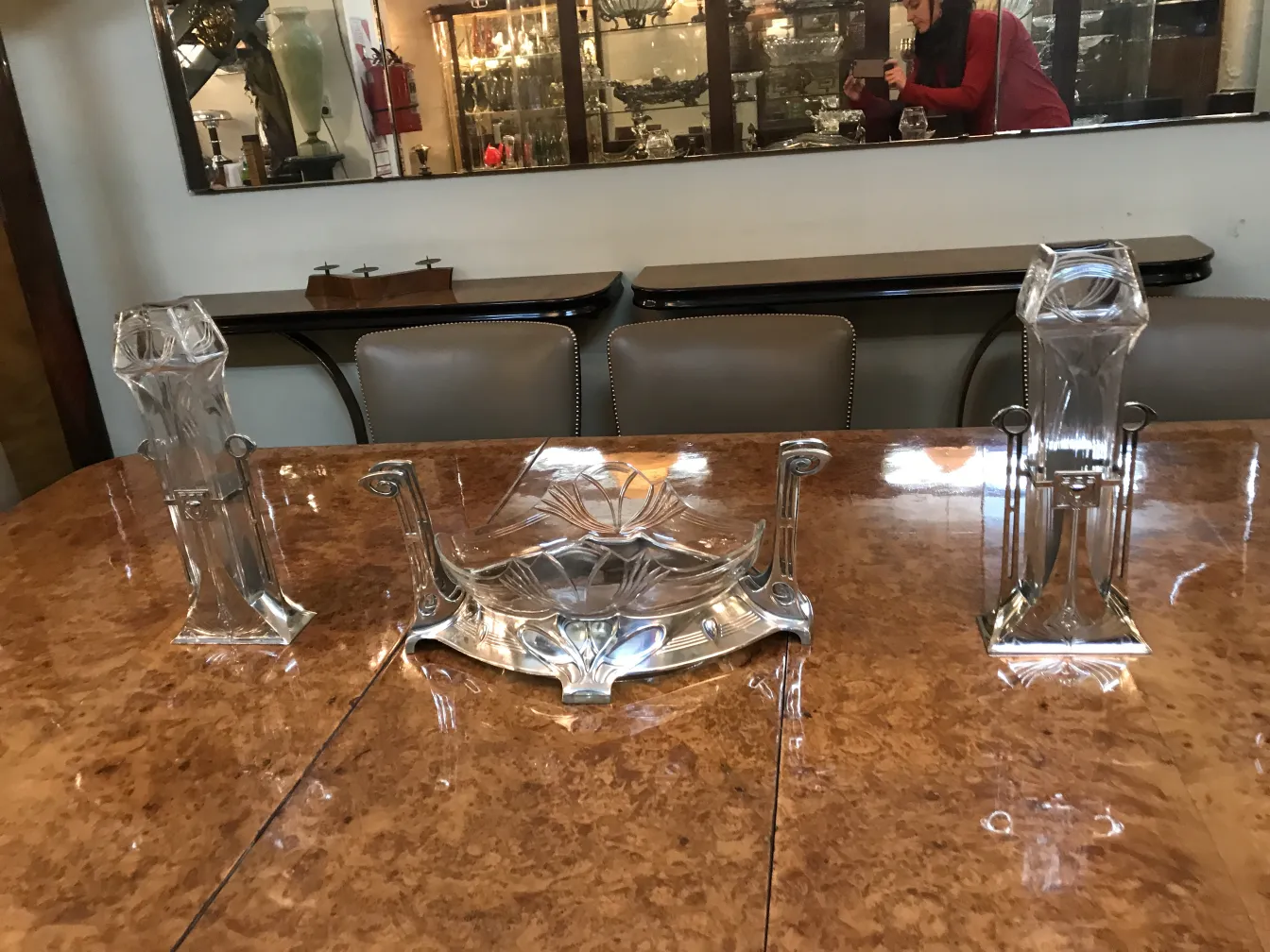 Dois vasos antigos em estilo Art Nouveau, com detalhes decorativos finos