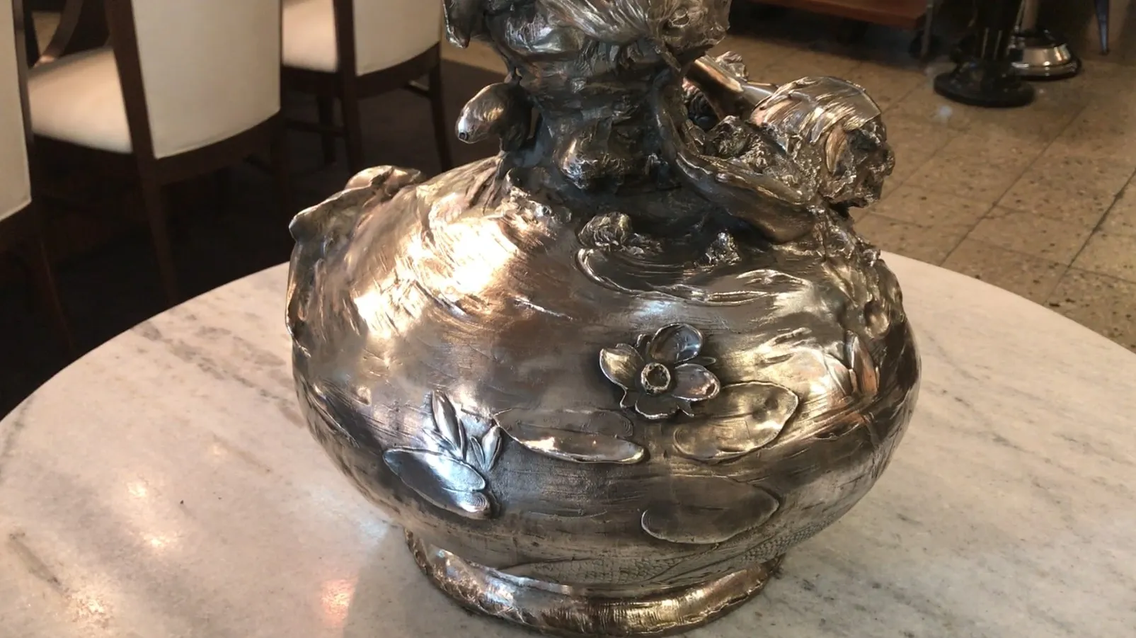 Dos florero antiguo en diseño art nouveau con flores