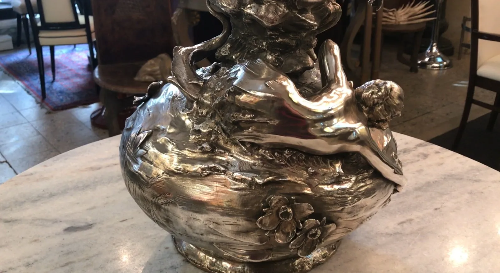 Antike Vasen mit Art Nouveau-Design, verziert mit Blumen und Figuren