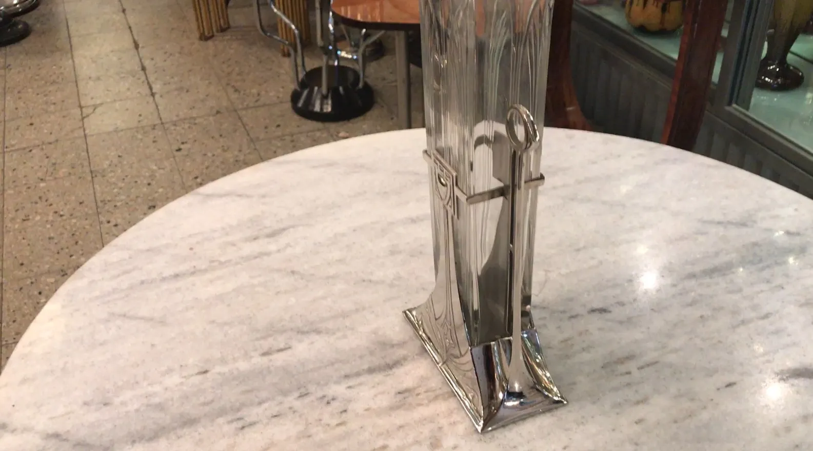 due vasi antichi con design Art Nouveau su un tavolo in marmo