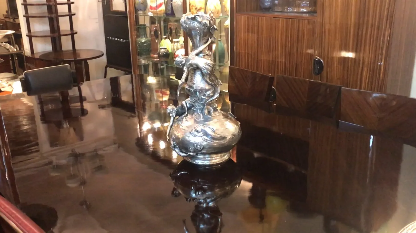 Vasi antichi art nouveau con decorazione artistica su un tavolo