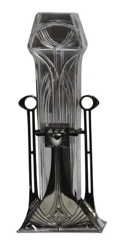 Deux vases anciens avec un design en métal art nouveau, contexte décoratif doux.