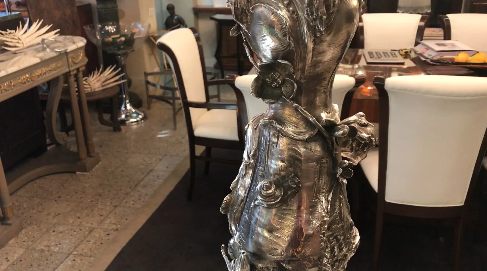 Vasos decorativos antigos com detalhes em relevo em ambiente elegante.